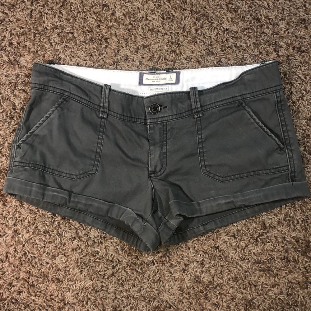 Abercrombie & Fitch, short cargo shorts, size 6